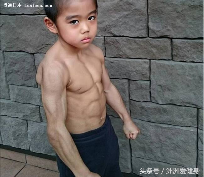 普通小孩的肌肉和肌肉男小孩对比,同样身高的肌肉男和普通人对比