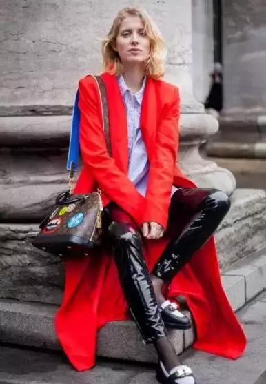 双肩包与斜背包哪种最实用,包治百病时尚百搭软包轻便不累肩