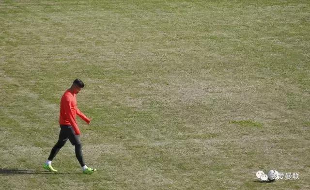 曼联飞3012千米后发现：又遇上“鸟巢“球场！穆帅发布会怒了