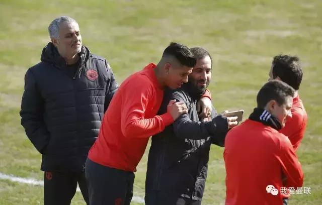 曼联飞3012千米后发现：又遇上“鸟巢“球场！穆帅发布会怒了