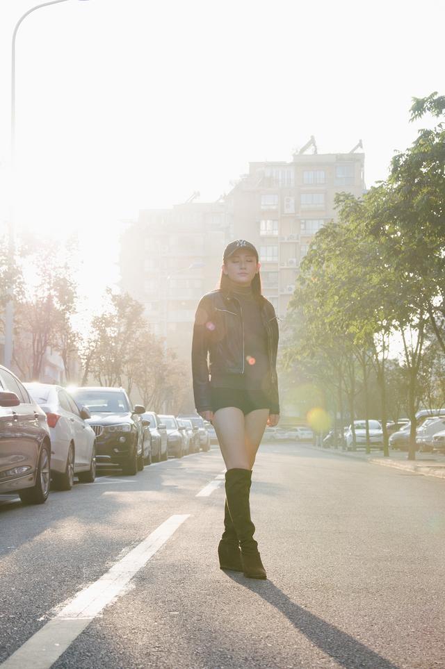 她是足球宝贝、蔡依林特邀舞者，丽水新素颜女神秀街拍魅力