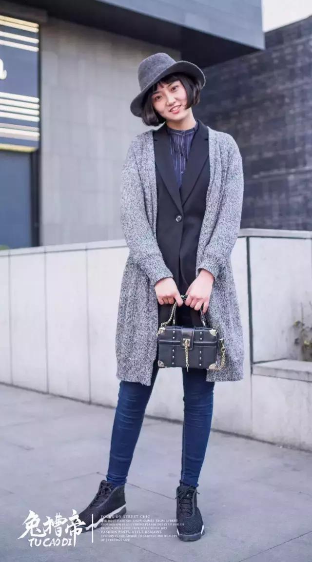 你的iphone7和AJ1同时掉河里，你先救哪个？