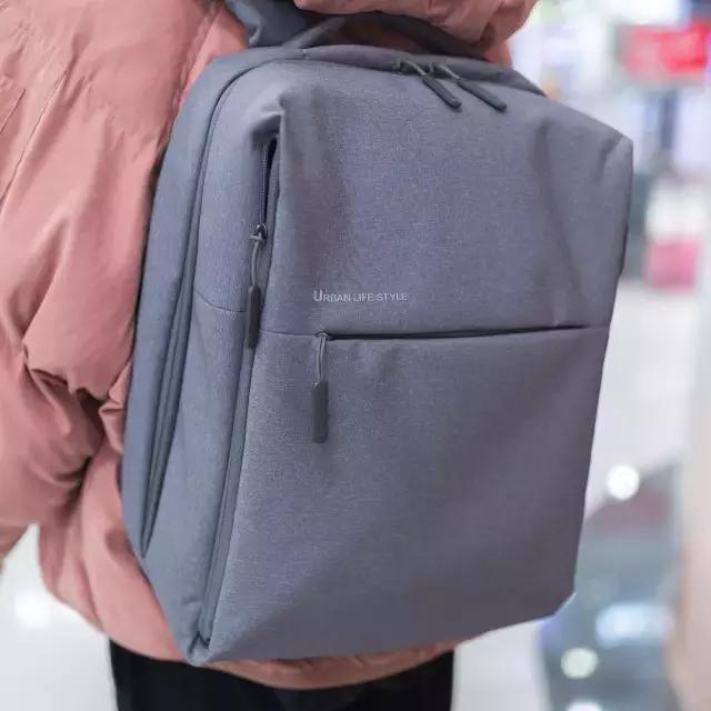 你的iphone7和AJ1同时掉河里，你先救哪个？