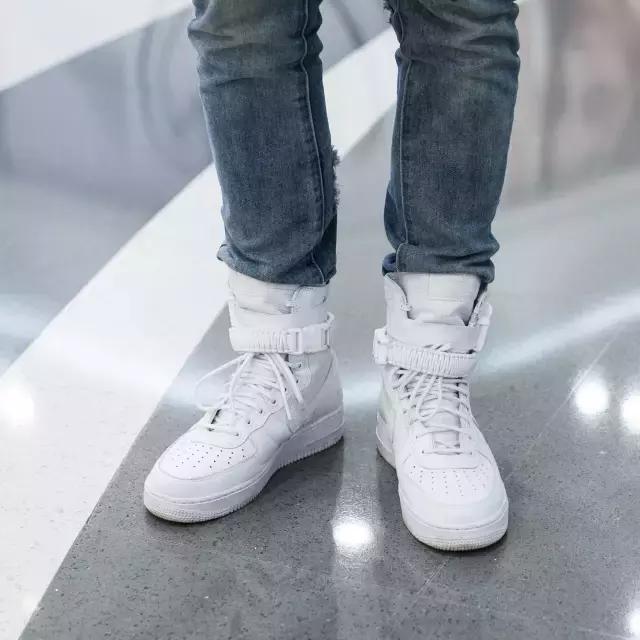 你的iphone7和AJ1同时掉河里，你先救哪个？