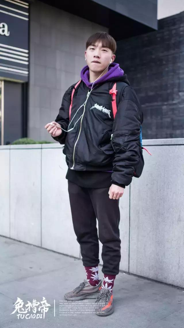 你的iphone7和AJ1同时掉河里，你先救哪个？