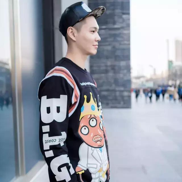 你的iphone7和AJ1同时掉河里，你先救哪个？