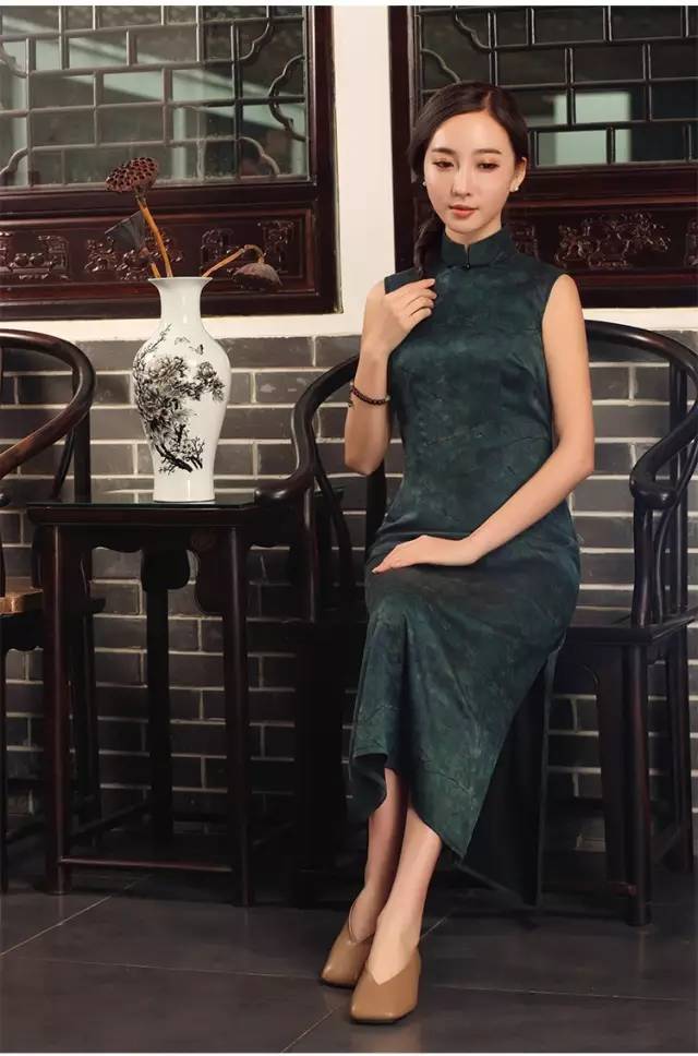 适合气质女人穿的香云纱旗袍,年轻的穿什么颜色香云纱旗袍