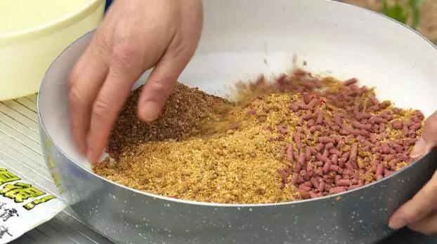 春季野钓鲫鱼红虫颗粒打窝好吗,菜籽饼打窝钓鲫鱼多长时间有效