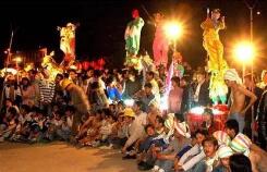 元宵节，在这里的鞭炮是这样玩的，看着都痛呀