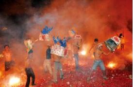 元宵节，在这里的鞭炮是这样玩的，看着都痛呀