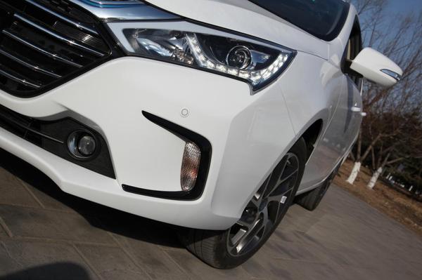 比亚迪秦100油电混合使用感受,比亚迪秦100和秦80怎么区别