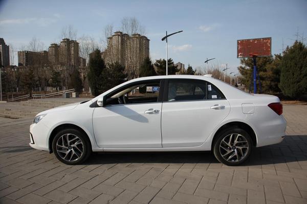 比亚迪秦100油电混合使用感受,比亚迪秦100和秦80怎么区别