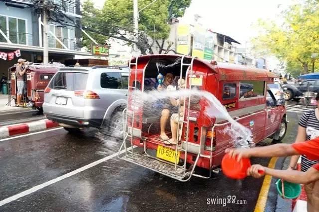 泰国泼水节真的很狂欢,泰国泼水节该去哪玩