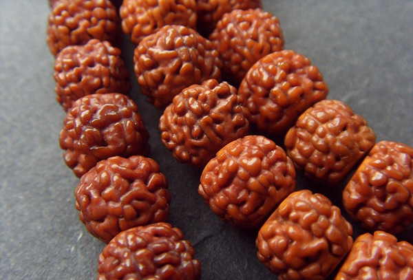 小金刚菩提纹路里有白色东西,纹路深和纹路浅的小金刚