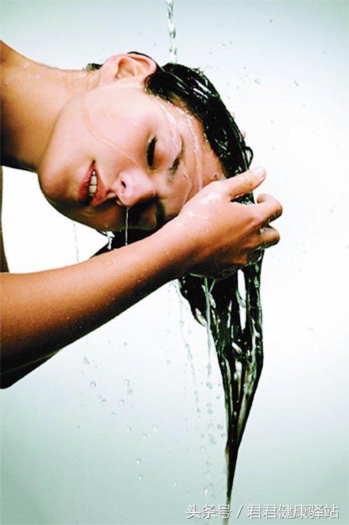 冷水洗头对身体有什么危害,冷水洗衣服对身体会有伤害吗