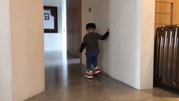 发现飞飞偷穿黑人一看：那是我第一双NIKE球鞋！