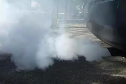排气管砰砰响是不是发动机故障,汽车排气管冒白烟有哪些原因