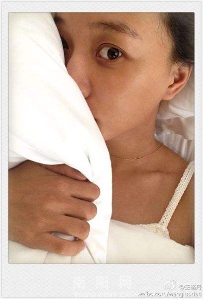 女星们的躺姿照:刘亦菲依然仙王珞丹自黑,周冬雨超放飞自我