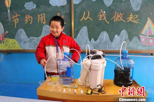 儿童自制简易净水器,14岁小男孩自制小水机拯救全村人