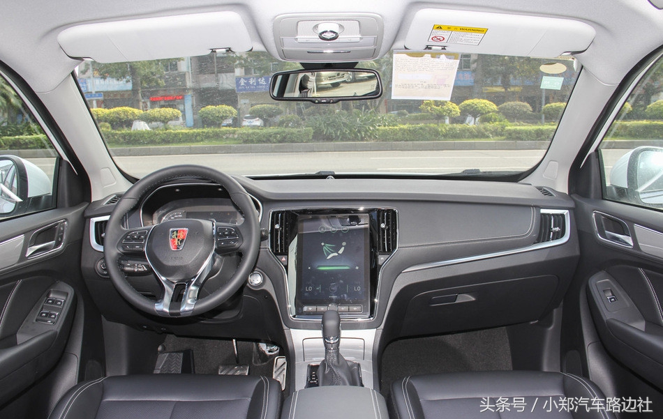 荣威rx5第三代超感旗舰夜间行驶,荣威rx516款1.5t互联网智享版