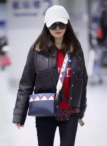 双肩包与斜背包哪种最实用,包治百病时尚百搭软包轻便不累肩