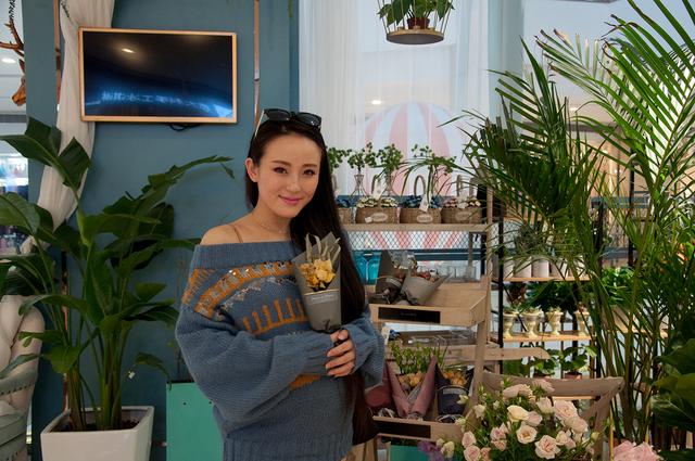 她是足球宝贝、蔡依林特邀舞者，丽水新素颜女神秀街拍魅力