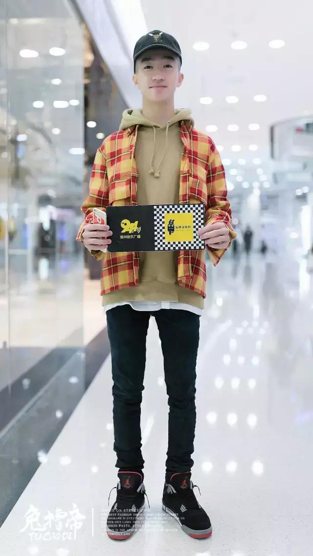 你的iphone7和AJ1同时掉河里，你先救哪个？