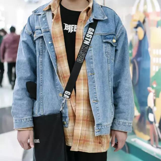 你的iphone7和AJ1同时掉河里，你先救哪个？