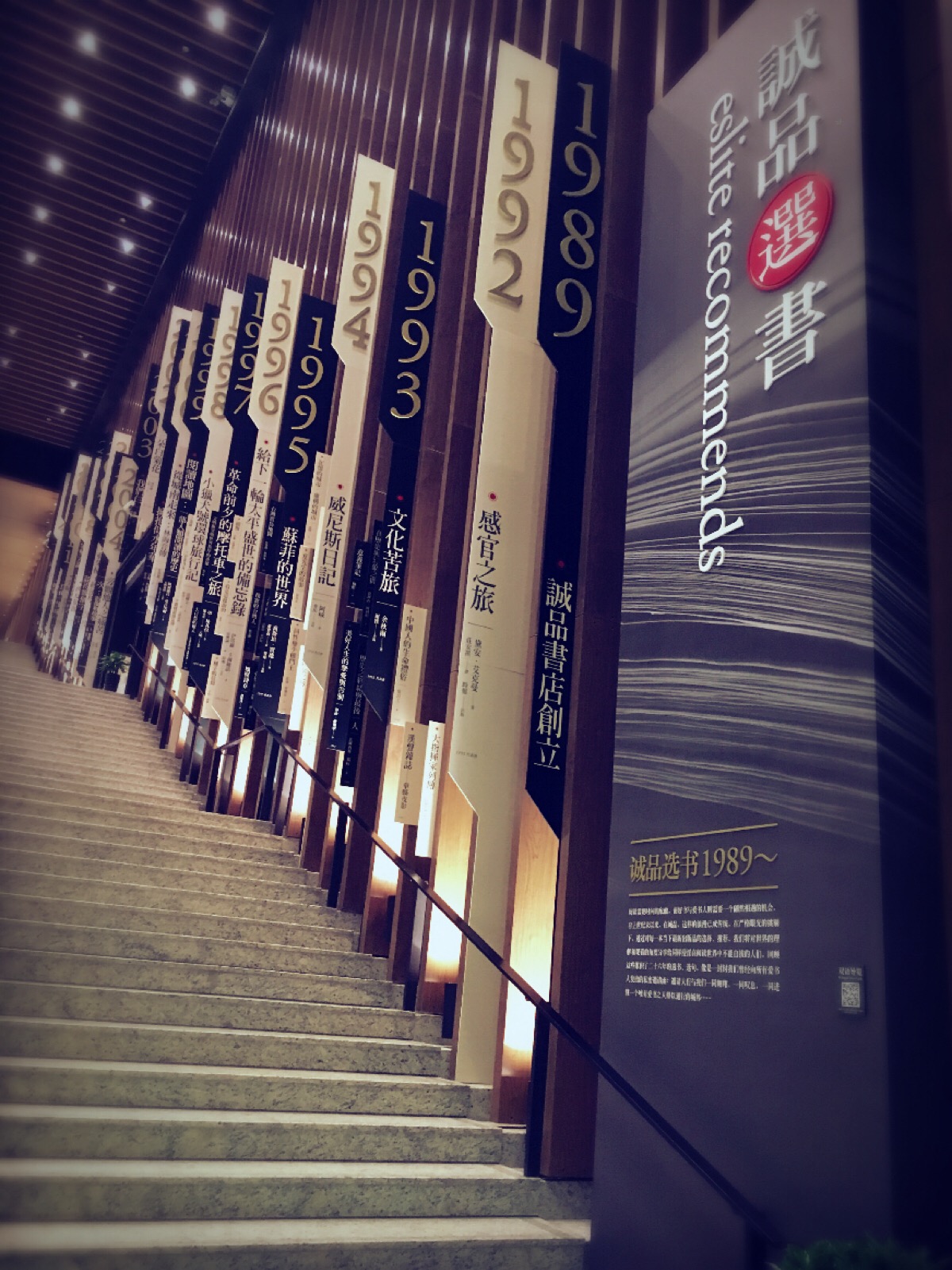 生活在左诗意在右的诗,生活在左未来在右