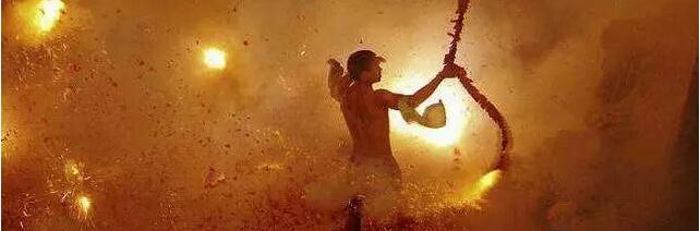 元宵节，在这里的鞭炮是这样玩的，看着都痛呀