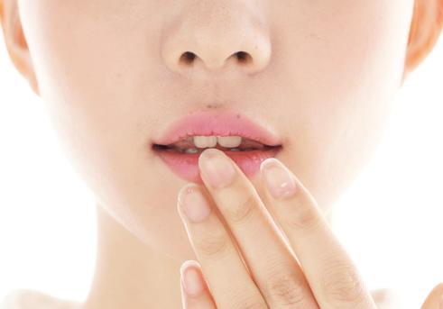 不卸妆的后果就是皮肤容易长痘,不卸妆的伤害