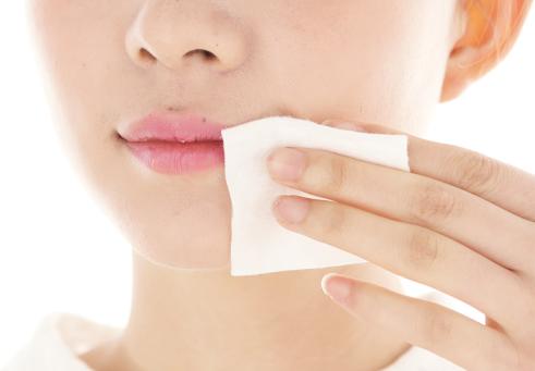 不卸妆的后果就是皮肤容易长痘,不卸妆的伤害