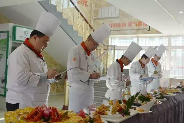 厨房厨师长年终总结范文大全,厨师长管理一个厨房要怎么管理