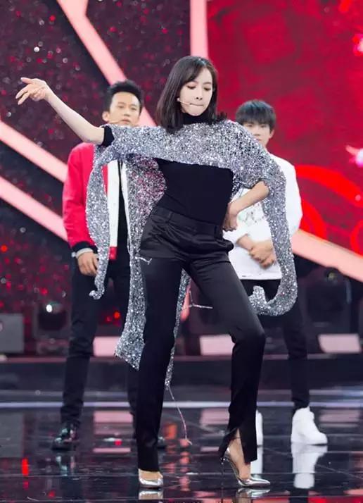 高跟鞋还是少穿吧,许多明星的高颜值,都毁在了一双脚上!