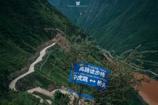 大漠户外旅行虎跳峡徒步详解,虎跳峡徒步168级勇者云梯