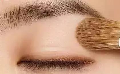 如何贴出很宽的双眼皮,单眼皮肿眼泡怎么贴出平行双眼皮