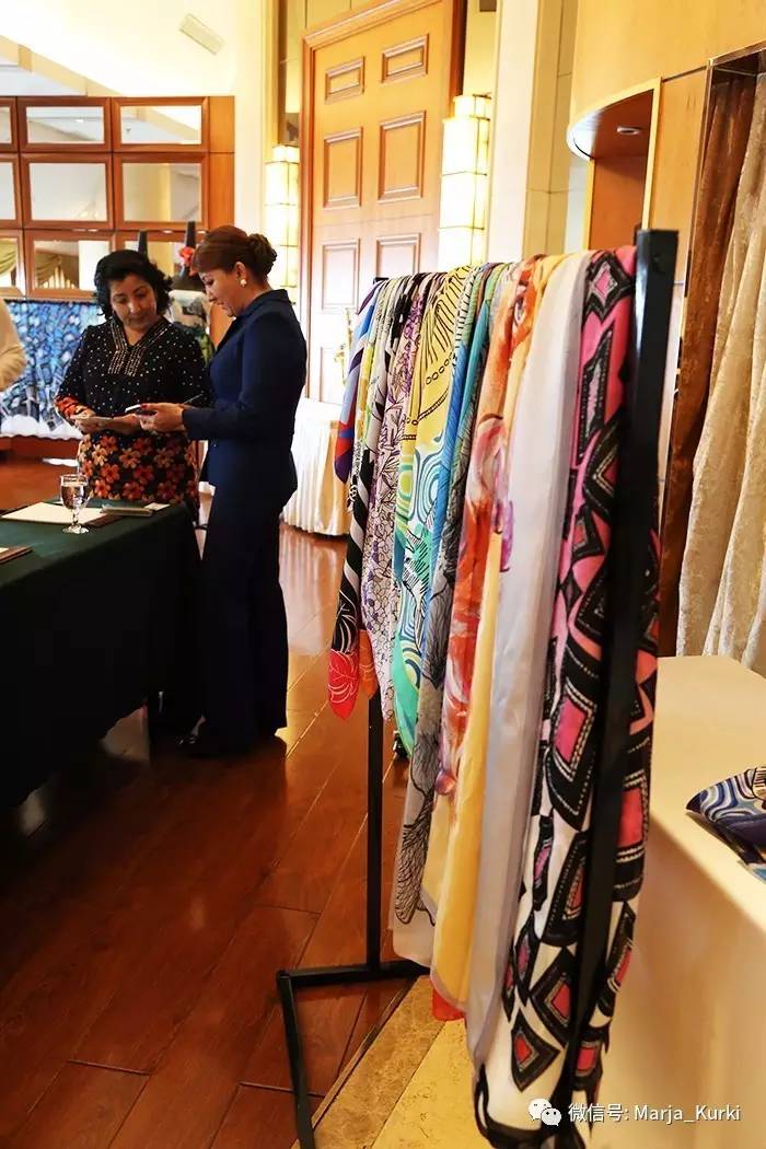 外交官夫人告诉你可以没有名牌包，但这个单品不能少！