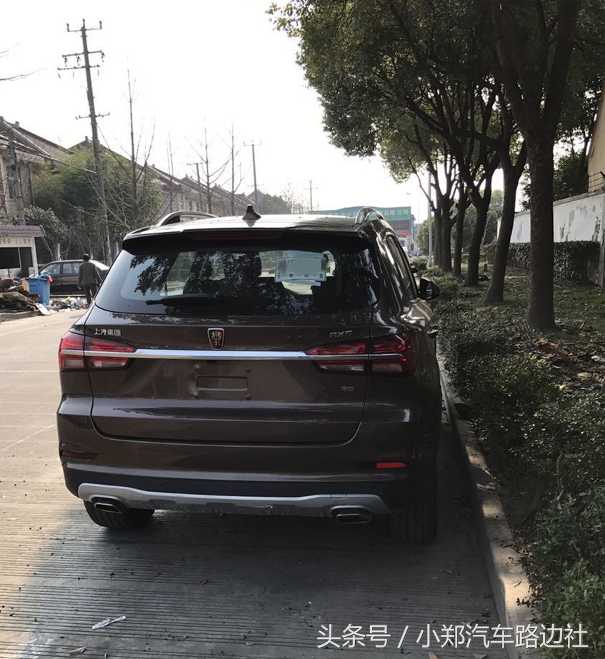 荣威rx5第三代超感旗舰夜间行驶,荣威rx516款1.5t互联网智享版