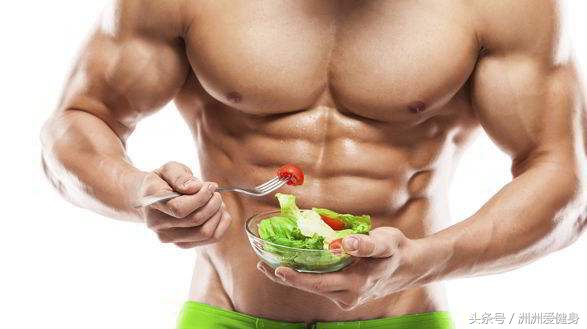 普通小孩的肌肉和肌肉男小孩对比,同样身高的肌肉男和普通人对比