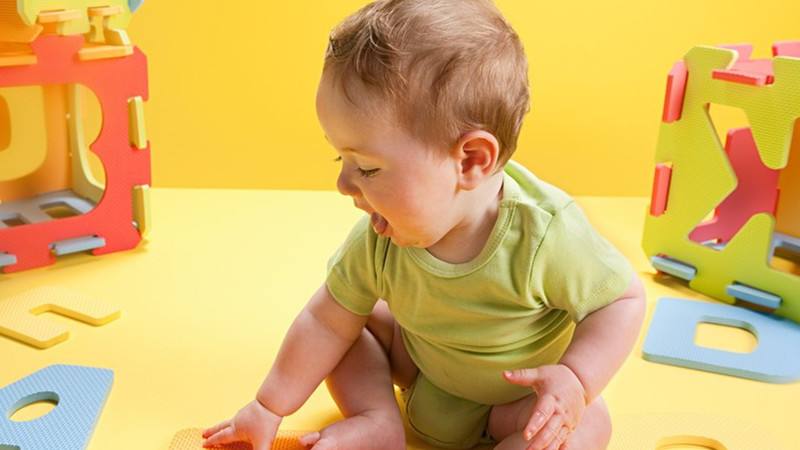 两至三岁的宝宝应该选择哪些玩具,新生儿各个年龄段适合玩什么玩具