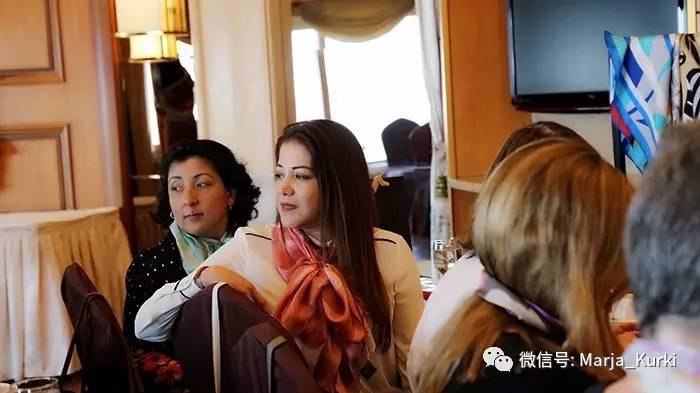 外交官夫人告诉你可以没有名牌包，但这个单品不能少！