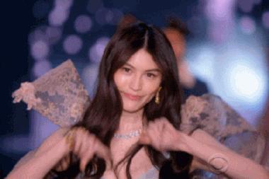 维密天使何穗最新视频,2017何穗维密秀高清图片