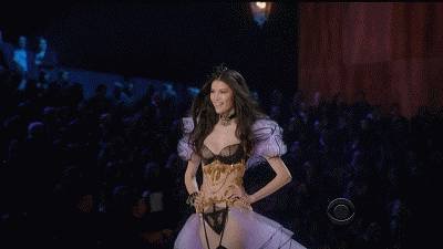 维密天使何穗最新视频,2017何穗维密秀高清图片