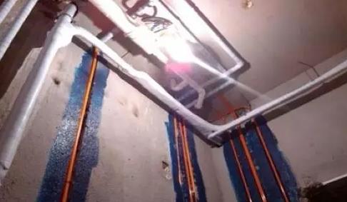 20年的房子卫生间漏水如何处理,卫生间老水管漏水维修