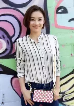 双肩包与斜背包哪种最实用,包治百病时尚百搭软包轻便不累肩