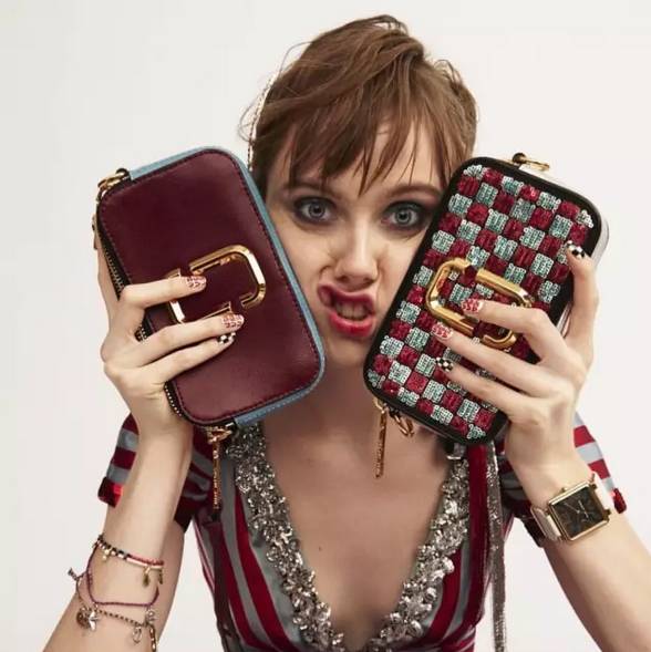 双肩包与斜背包哪种最实用,包治百病时尚百搭软包轻便不累肩