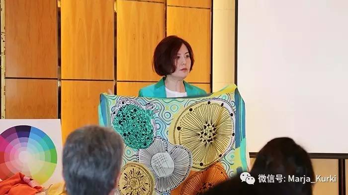 外交官夫人告诉你可以没有名牌包，但这个单品不能少！