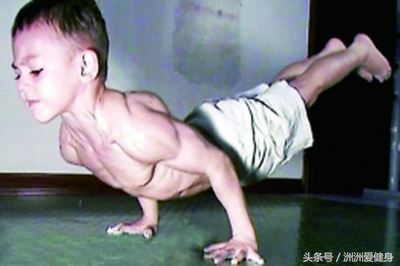 普通小孩的肌肉和肌肉男小孩对比,同样身高的肌肉男和普通人对比