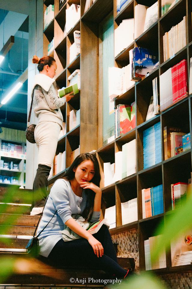 她是足球宝贝、蔡依林特邀舞者，丽水新素颜女神秀街拍魅力