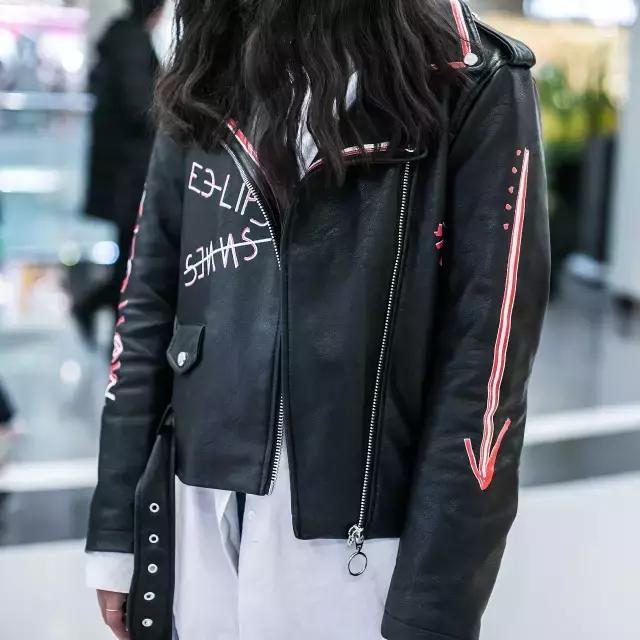 你的iphone7和AJ1同时掉河里，你先救哪个？